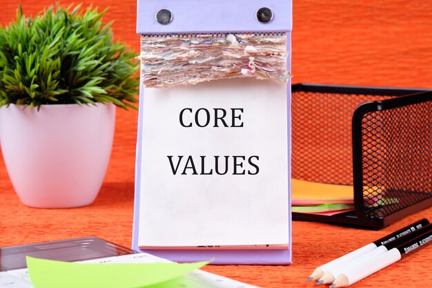 CORE VALUES Wort, das auf der Seite des Desktop-Kalenders auf orangefarbenem Hintergrund geschrieben ist