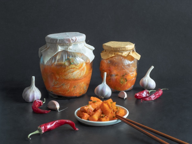 Corea kimchi encurtidos de calabaza sobre una mesa negra.