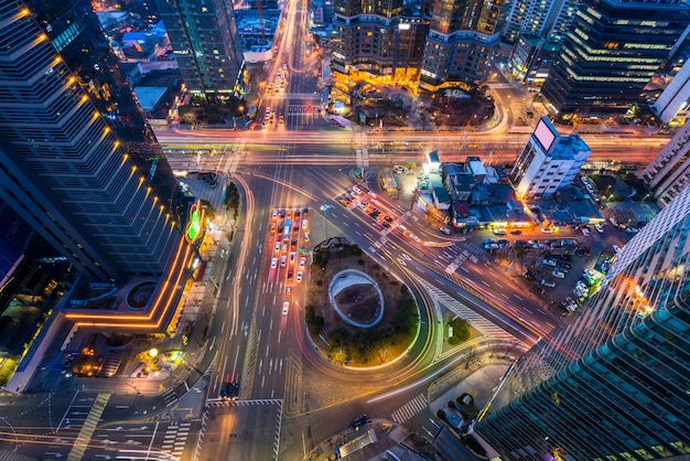 Corea, el tráfico nocturno se acelera a través de una intersección en Seúl, Corea.