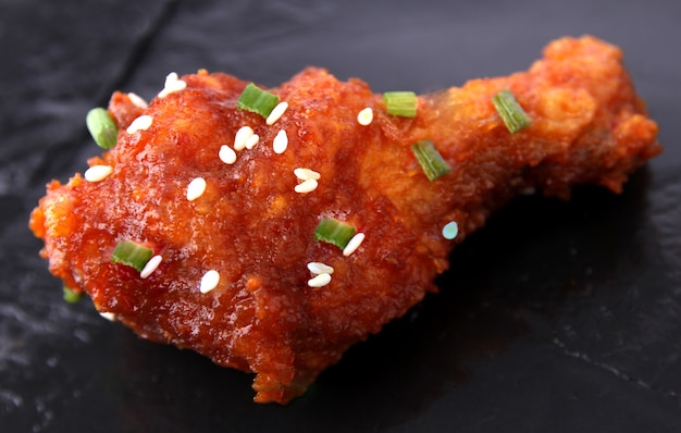 Coreano Fried Chicken en el contexto de piedra.