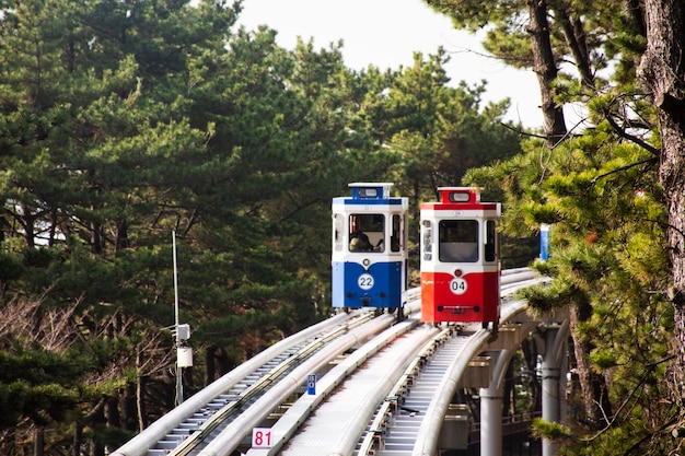 Los coreanos y los viajeros extranjeros sentados viajan en la línea azul Sky Capsule Tram Haeundae en la estación Mipo para visitar el parque Haeundae Beach en la ciudad de Haeundae gu en Busan, Corea del Sur