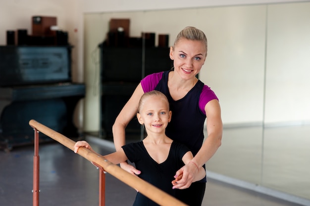 el coreógrafo le enseña al niño las posiciones de ballet