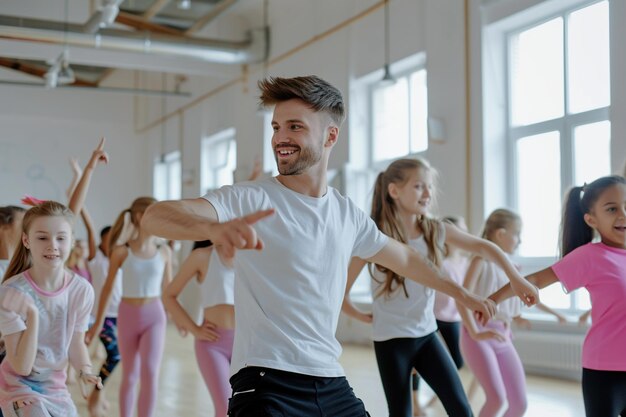 Coreógrafo masculino amigável ajudando suas alunas meninas a fazer exercícios de dança no estúdio Crianças felizes fazendo treino de dança Crianças treinando em aula de coreografia aprendendo danças modernas