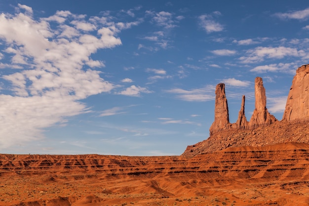 Cores complementares: azul e laranja nesta vista icônica de Monument Valley, EUA