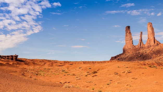 Cores complementares: azul e laranja nesta vista icônica de Monument Valley, EUA