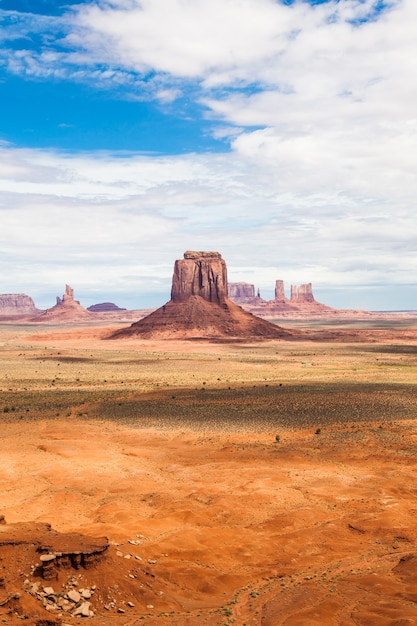 Cores complementares: azul e laranja nesta vista icônica de Monument Valley, EUA