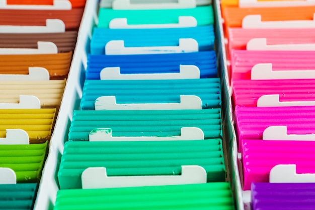 Foto cores de arco-íris de argila de modelagem barras de plasticina multicoloridas em textura de fundo de caixa
