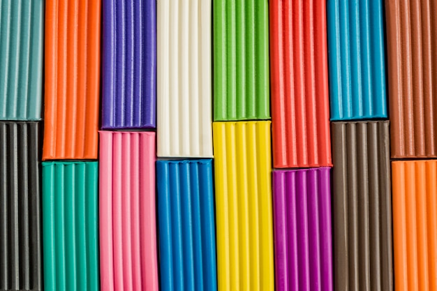 Cores do arco-íris da argila de modelagem