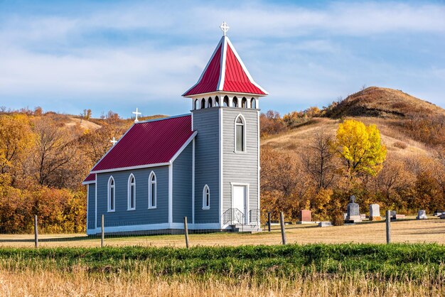 Cores do outono ao redor da Igreja Anglicana de São Nicolau, perto de Craven, Saskatchewan, Canadá