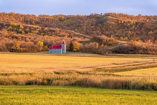 Cores do outono ao redor da Igreja Anglicana de São Nicolau, perto de Craven, Saskatchewan, Canadá