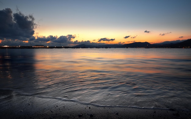 cores e luzes incríveis para um pôr do sol romântico sobre o mar na Ligúria