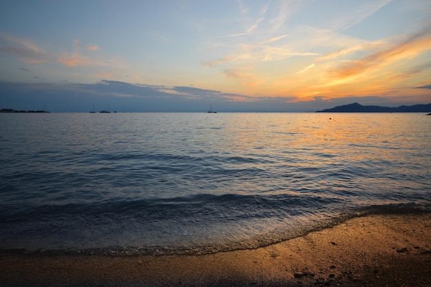 cores e luzes incríveis para um pôr do sol romântico sobre o mar na Ligúria
