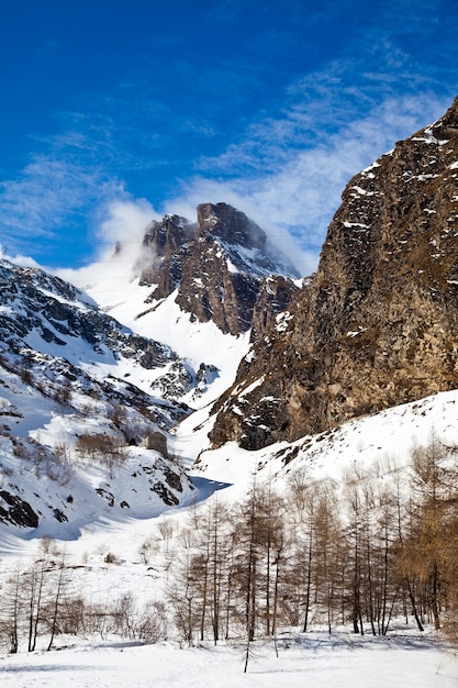 Cores lindas nos alpes perto da fronteira suíça / itália