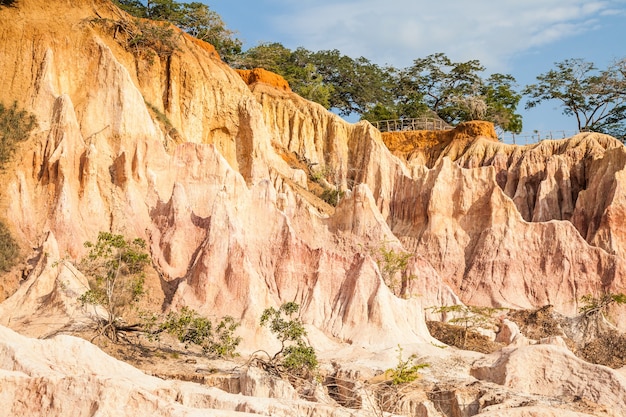 Cores maravilhosas de laranja ao pôr do sol no desfiladeiro de Marafa - também disse The Hell's Kitchen. Região de Malindi, Quênia