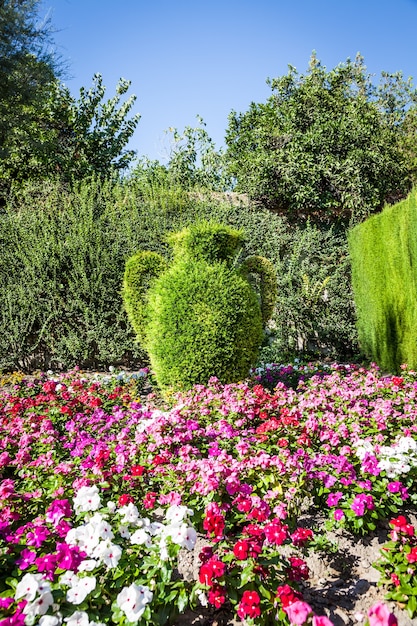 Cores vivas nesta fotografia de um luxuoso jardim italiano