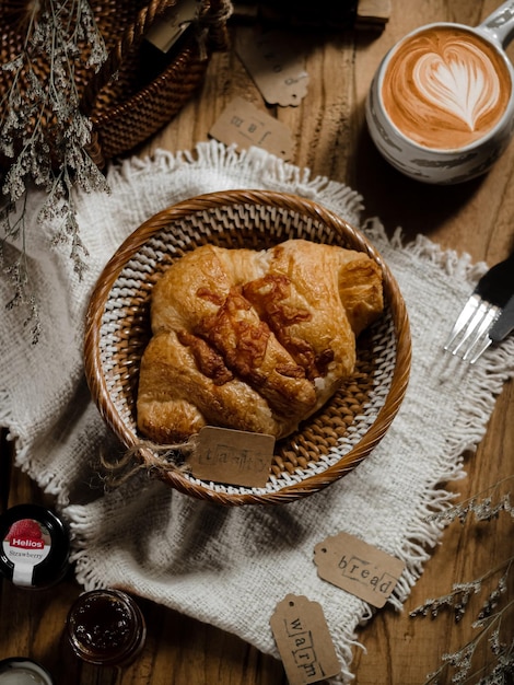 Un corissant en una cesta de mimbre sobre una mesa de madera marrón