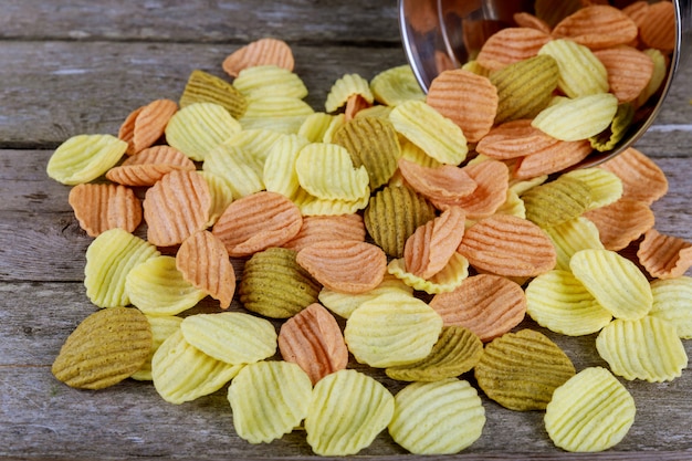 Corn chipe mit Soße auf Holztisch. Selektiver Fokus
