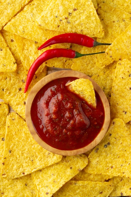 Corn Chips Nachos mit Salsa-Sauce. Draufsicht.