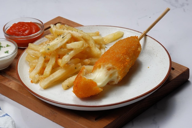 Corn Dog im koreanischen Stil mit Pommes Frites und Ketchup und Mayonnaise