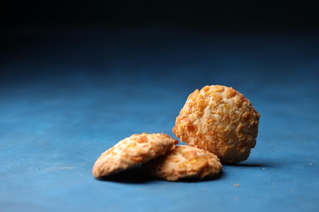 Corn Flakes Cookies hausgemachte Kekse auf blauem Hintergrund angeordnet