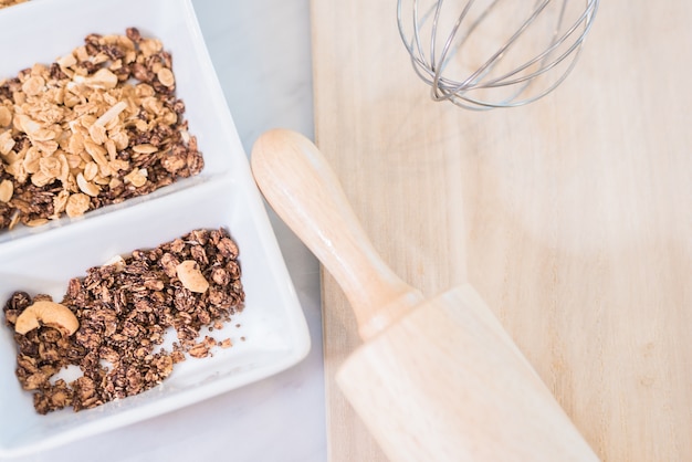 Corn Flakes für backendes Plätzchen mit Küchengerät mit für Weihnachtstagereignis