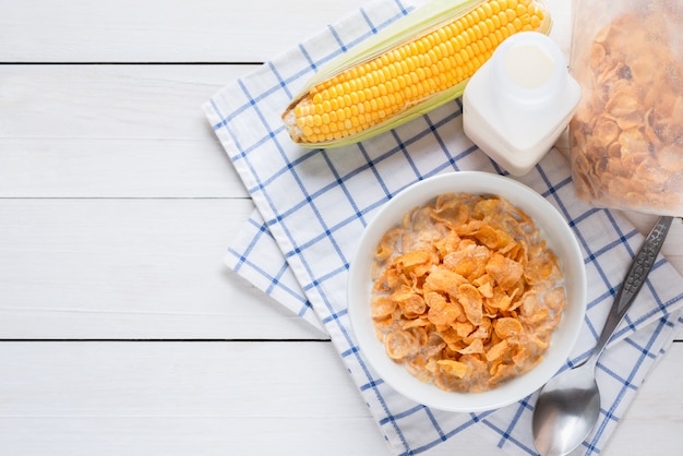 Corn Flakes in der Schüssel mit Milch- und Getreidecornflocken im Plastiksatz