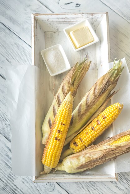 Corncorbs a la plancha en la bandeja de madera