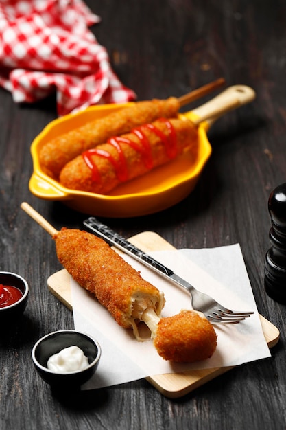 Corndog com queijo mussarela comida de rua coreana na mesa de madeira