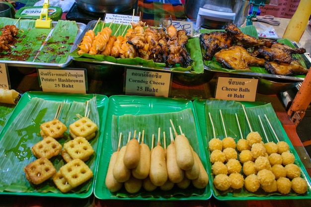 Corndog und Satays vom traditionellen Lebensmittelmarkt und Basar in Thailand