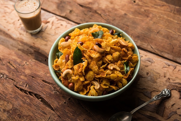 Cornflake Chivda oder Corn Chiwda mit Erdnüssen und Cashew beladen. In einer Schüssel serviert. selektiver Fokus