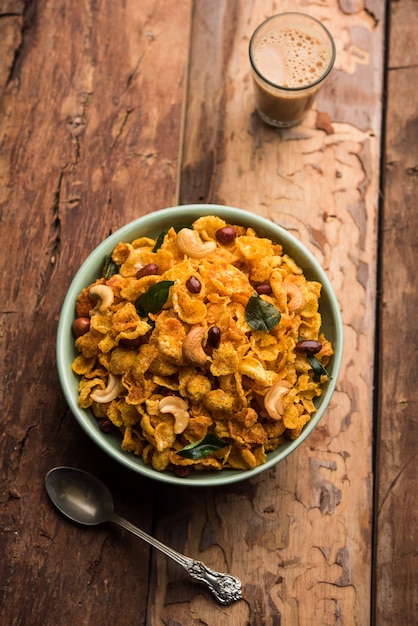 Cornflake Chivda oder Corn Chiwda mit Erdnüssen und Cashew beladen. In einer Schüssel serviert. selektiver Fokus