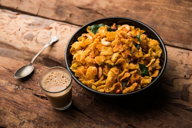 Cornflake Chivda oder Corn Chiwda mit Erdnüssen und Cashew beladen. In einer Schüssel serviert. selektiver Fokus