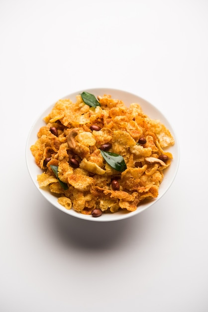 Cornflake chivda ou milho chiwda carregado com amendoim e castanha de caju. servido em uma tigela. foco seletivo