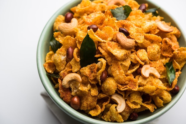 Cornflake Chivda ou Milho Chiwda carregado com amendoim e castanha de caju. Servido em uma tigela. foco seletivo