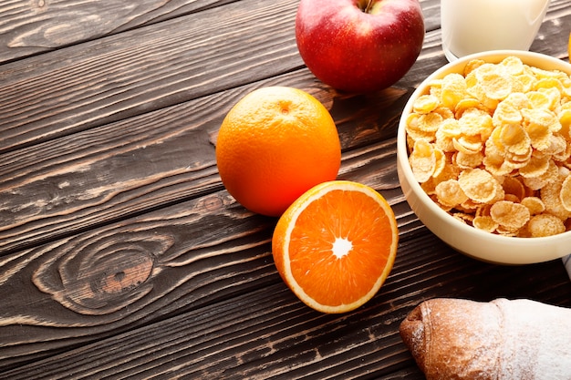 Cornflakes auf einem Holztisch. Gesundes Frühstück mit Vitaminen. Platz für Text. Ansicht von oben