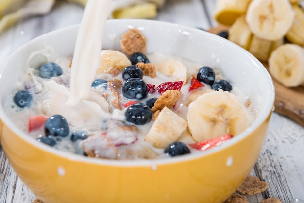 Cornflakes com frutas frescas e leite