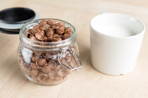 Cornflakes e leite do cereal do chocolate para o breafast