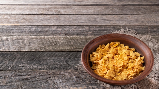 Cornflakes in einer Schüssel mit Textraum