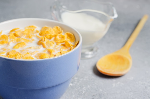 Cornflakes in Milch. Blaue Tasse. Gesundes und nahrhaftes Frühstück. Speicherplatz kopieren.