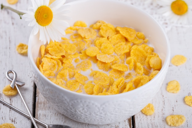 Cornflakes mit Milch. Gesundes Sommerfrühstück.