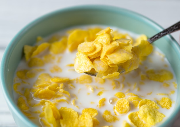 Cornflakes mit milch zum frühstück