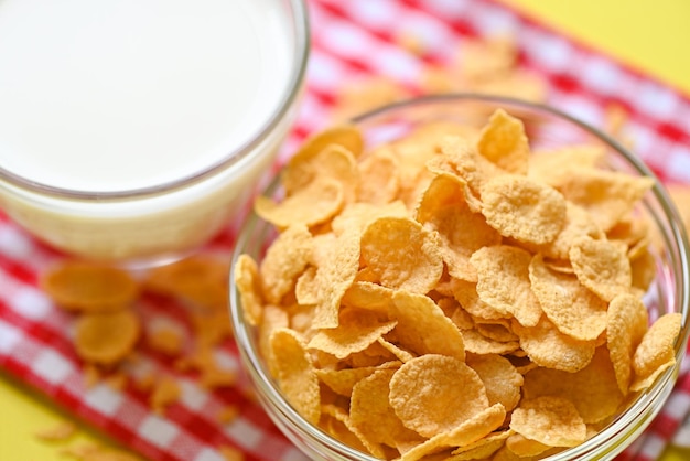 Cornflakes Schüssel Frühstück Essen und Snack für ein gesundes Ernährungskonzept Morgenfrühstück frische Vollkorngetreide Cornflakes mit Milch auf gelbem Hintergrund