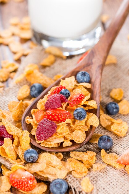 Cornflakes und Beeren zum Frühstück