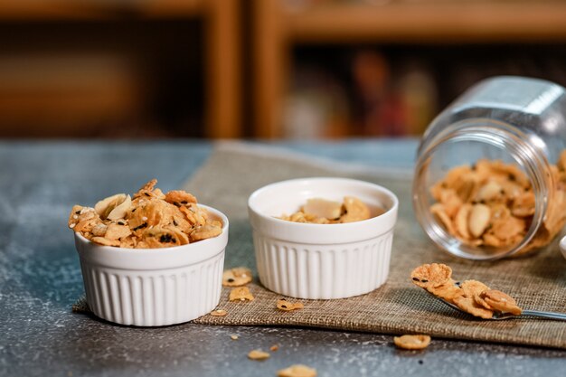 Cornflakes und Getreide in der weißen Schüssel das gute Frühstück in Milchprodukten für die frische Ernährung und gut gesund im Alltag.