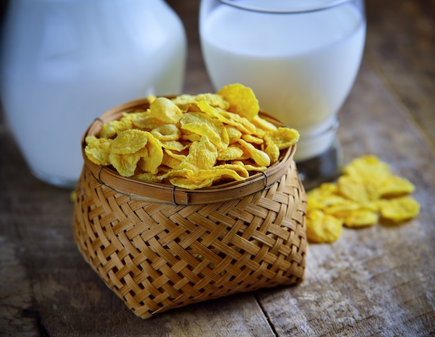 Cornflakes und Milch auf Holztisch