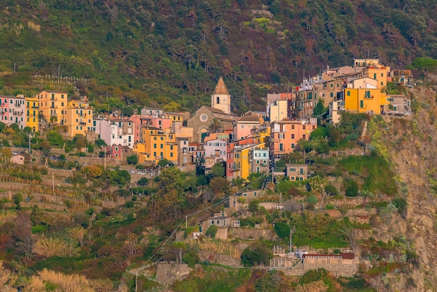 Corniglia, buntes Stadtbild auf den Bergen über dem Mittelmeer in Cinque Terre Italien Europe