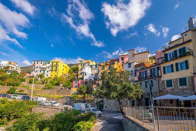 Corniglia, buntes Stadtbild auf den Bergen über dem Mittelmeer in Cinque Terre Italien Europe