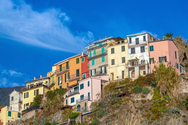 Corniglia, colorido paisaje urbano en las montañas sobre el mar Mediterráneo en Cinque Terre Italia Europa