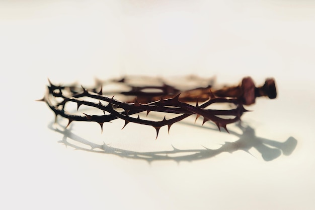 Coroa de espinhos e pregos simbolizando o sacrifício e sofrimento de Jesus Cristo