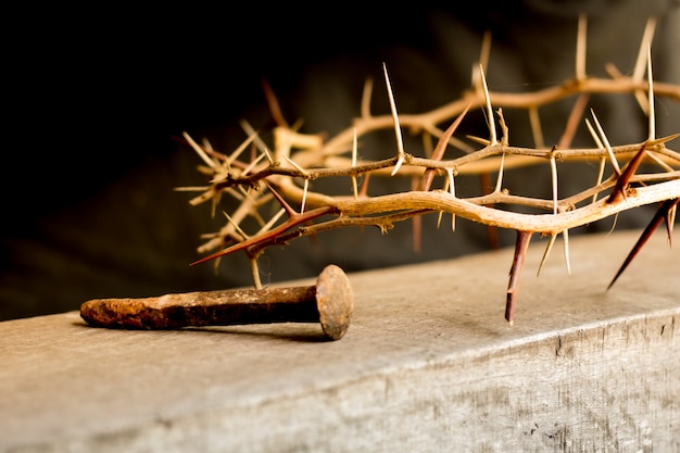 Foto coroa de espinhos e unhas símbolos da crucificação cristã na páscoa